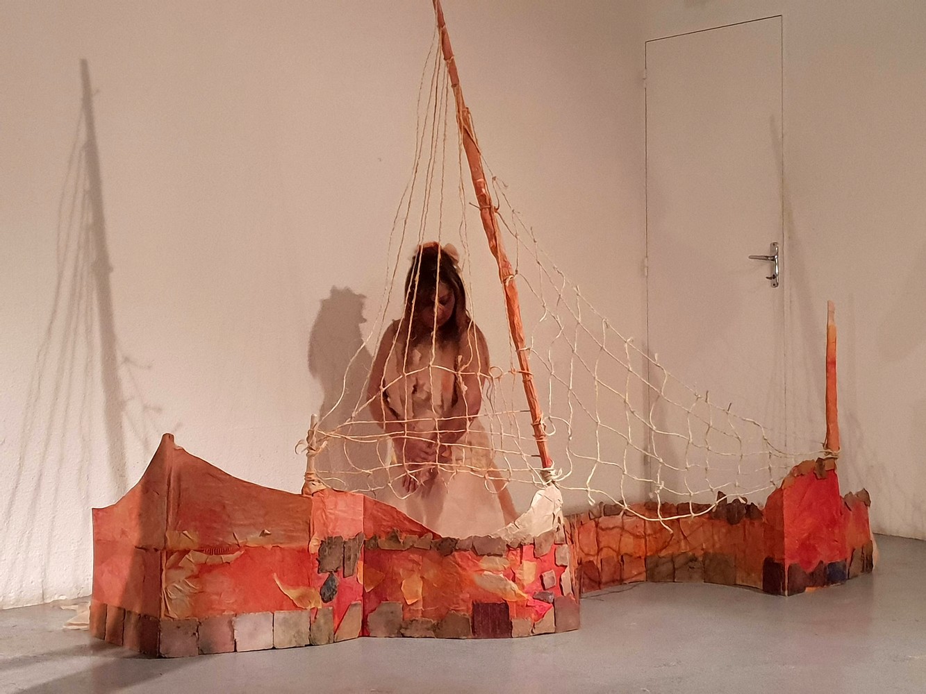 L'artiste mauricienne Mirella Motet dans son costume devant son installation artistique - sculpture